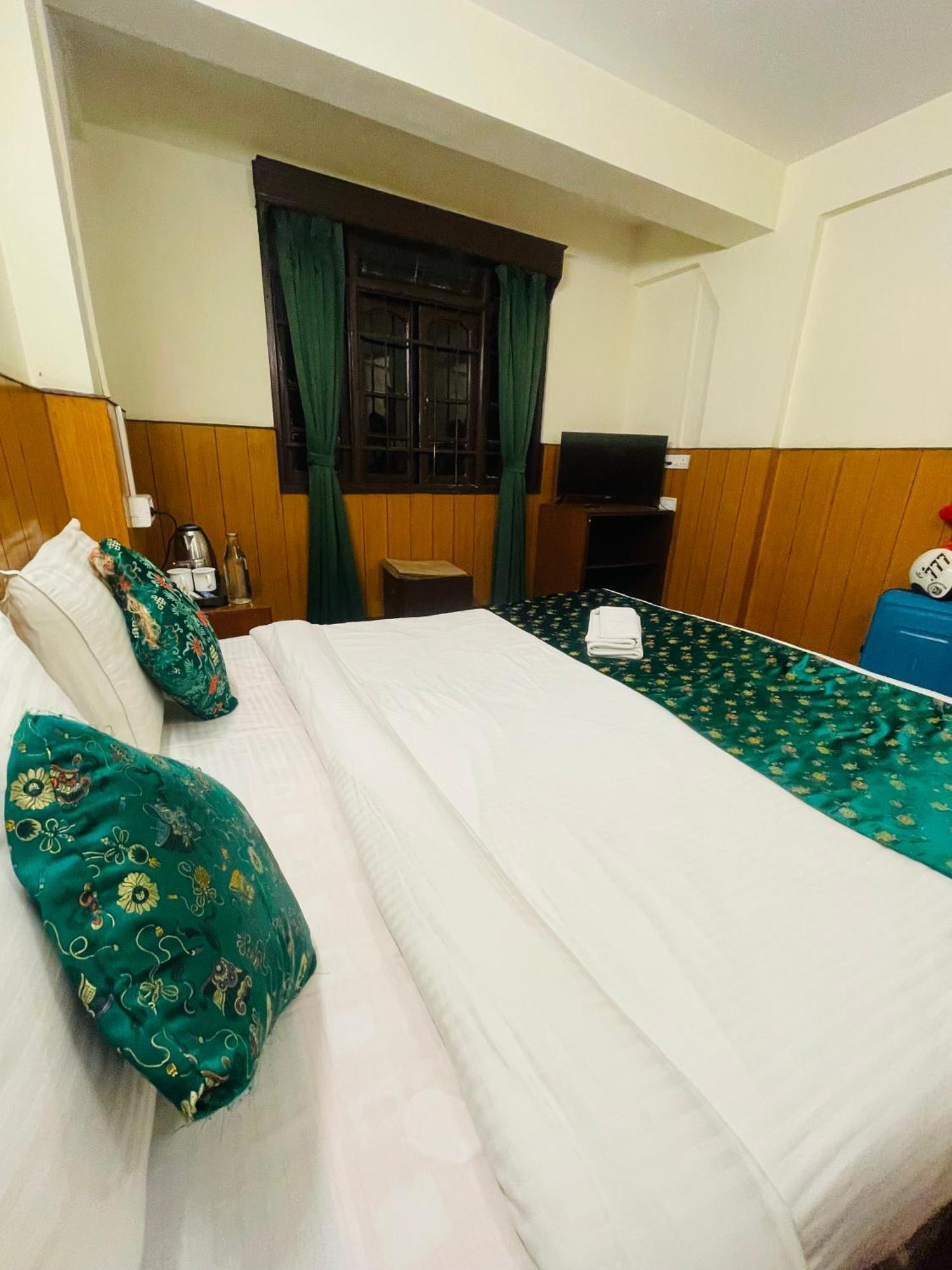 Hotel Palm Street Near Taj آغْرا المظهر الخارجي الصورة