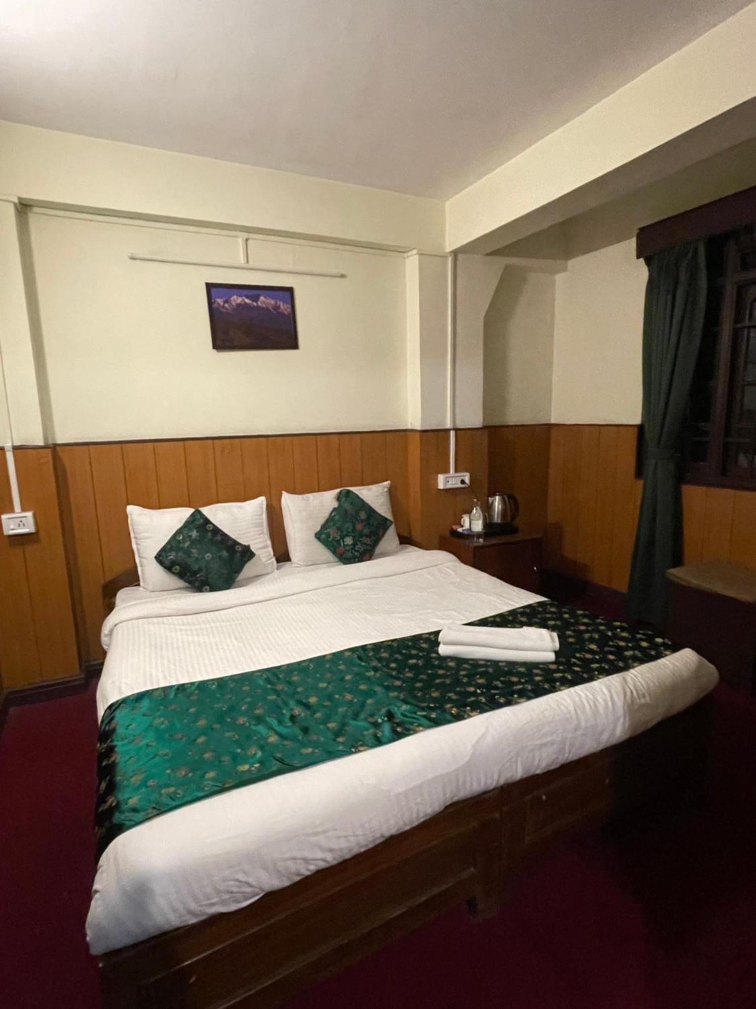 Hotel Palm Street Near Taj آغْرا المظهر الخارجي الصورة