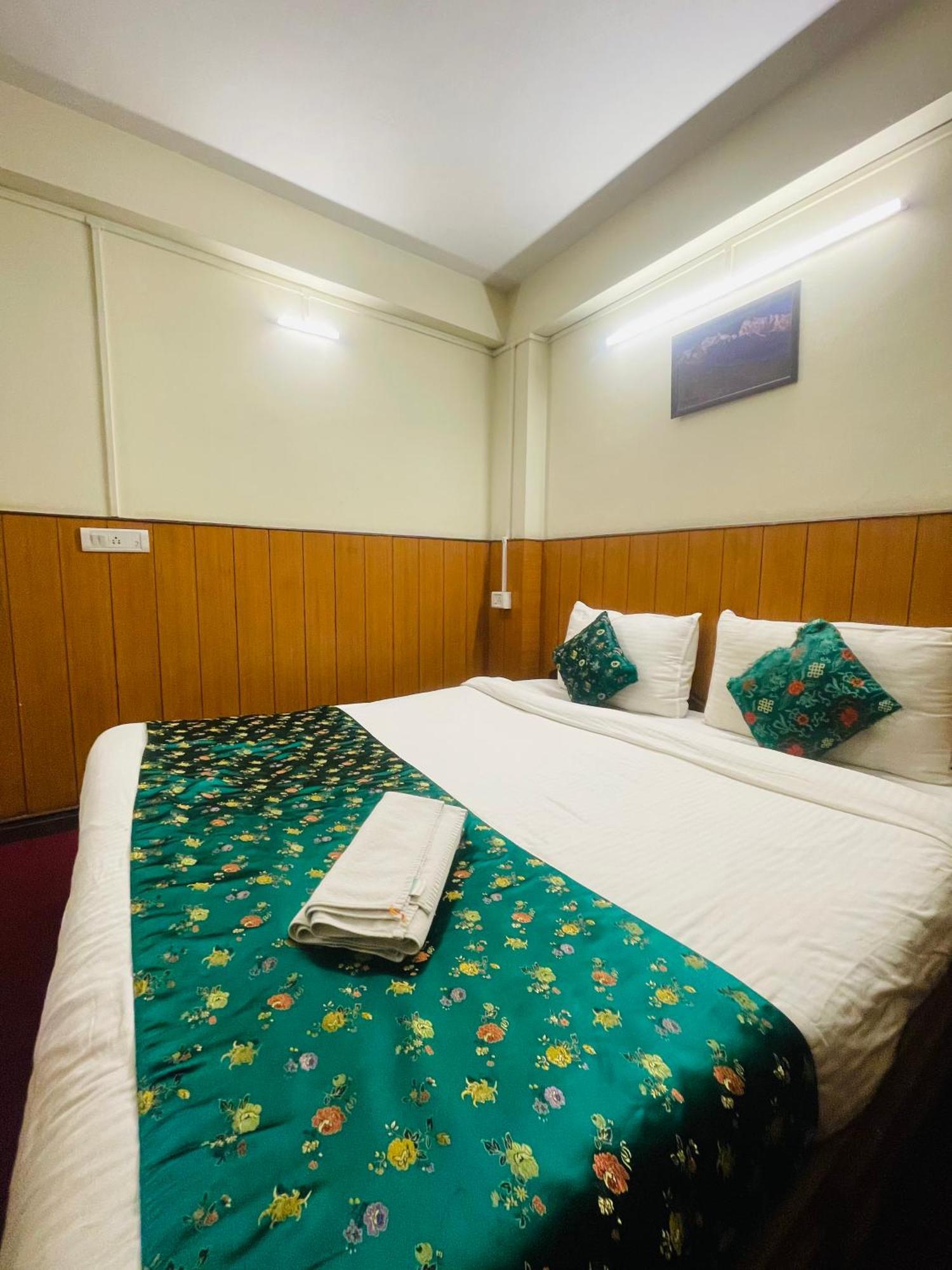Hotel Palm Street Near Taj آغْرا المظهر الخارجي الصورة